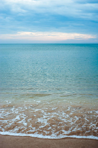 宁静的海滩背景。 金沙和绿松石海水。 海洋海岸线，美丽的软沙和平静的波浪。 热带度假概念。