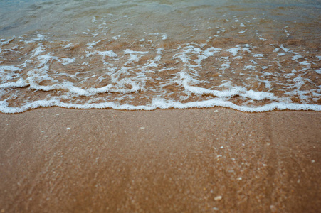 宁静的海滩背景。 金沙和绿松石海水。 海洋海岸线，美丽的软沙和平静的波浪。 热带度假概念。