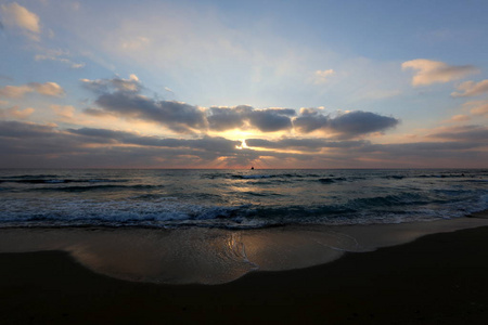 在以色列北部地中海的地平线上太阳落下