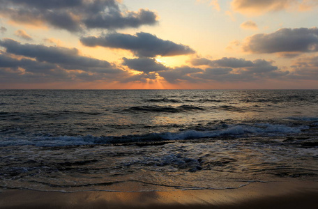 在以色列北部地中海的地平线上太阳落下