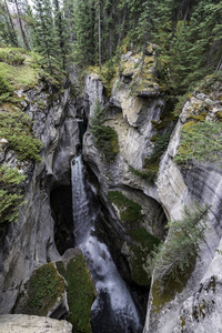 加拿大的错位峡谷