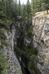 加拿大的错位峡谷