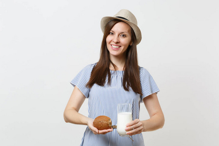 年轻微笑的女人穿着连衣裙，手里拿着椰奶，在白色背景上隔离着玻璃异国情调的可可坚果。 适当的营养，素食，喝健康的生活方式，节食的概