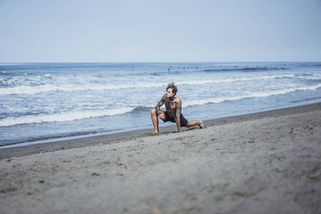 海洋海岸上的一个男人正在从事运动，在海滨跑步。 岸上运动的概念。