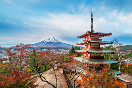 富士山和朱雷托塔在日本秋季日出。 宝塔位于阿拉克村森根神社，游客可以从全景中看到富士山，这是富士山最著名的景观之一。