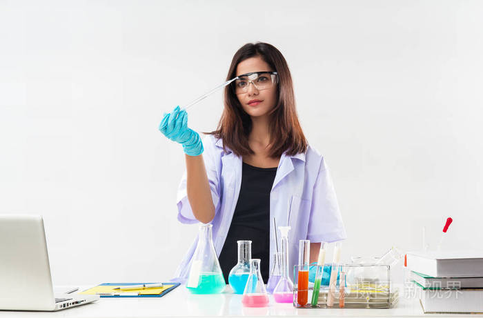 这位穿白色衣服的女士戴防护眼镜的化学家在实验室用带有试剂的试管