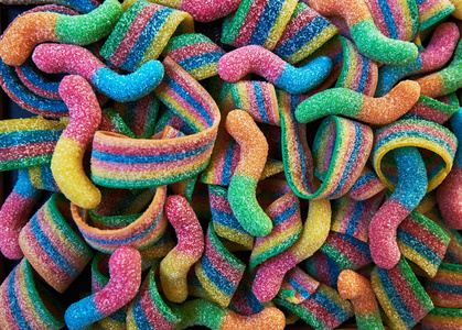 不同的水果糖果。 五颜六色的明亮咀嚼糖果覆盖着糖。 彩虹丝带糖果。 五颜六色的果冻糖果靠近作为一个明亮的快乐背景。 上面的风景。