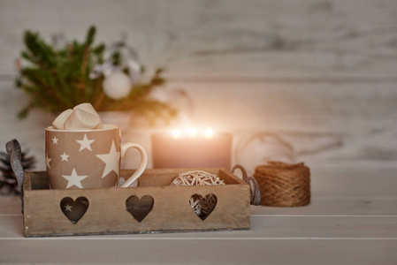 圣诞作文。 冬天的热饮。 圣诞热巧克力或可可，白色背景上有棉花糖和圣诞装饰品，蜡烛灯锥。 圣诞节冬季和假日的概念。