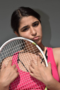 悲伤的女青少年网球运动员