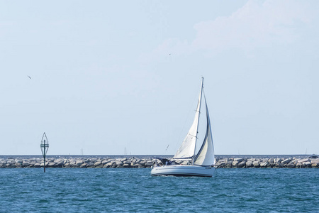 意大利索托马琳娜2018年6月30日游艇漂浮在意大利索托莫琳娜海滩附近。