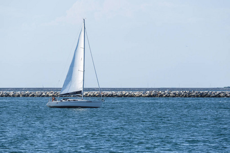 意大利索托马琳娜2018年6月30日游艇漂浮在意大利索托莫琳娜海滩附近。
