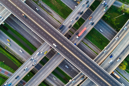 下视交通交叉路口道路与车辆运动运输概念