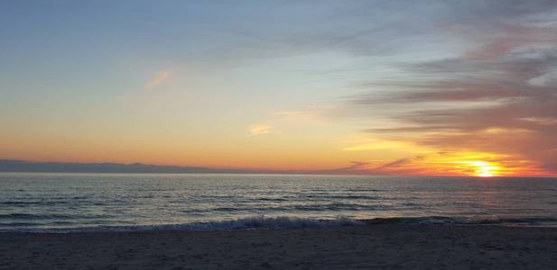 波罗的海海滩海滨海岸线在日落在夏季傍晚。