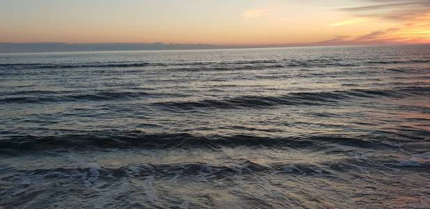 波罗的海海滩海滨海岸线在日落在夏季傍晚。