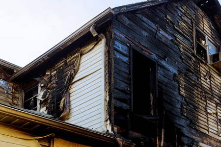 一栋房子的详细纵火案在房子着火后被遗弃了。