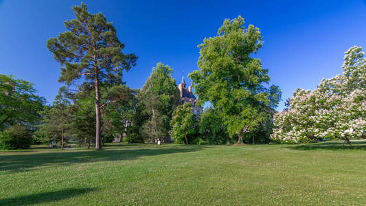 美丽的中世纪地标皇家狩猎城堡枫丹白露时间超垂与绿色公园。 枫丹白露宫，法国最大的皇家城堡之一，联合国教科文组织世界遗产。