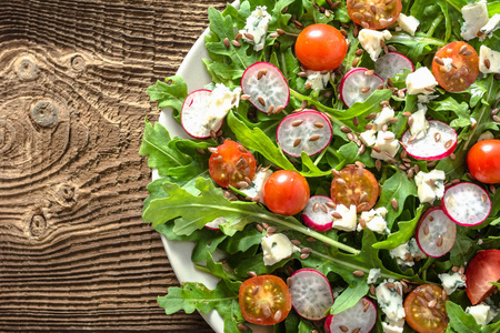 新鲜蔬菜菜沙拉，配番茄feta奶酪和叶，健康食品概念