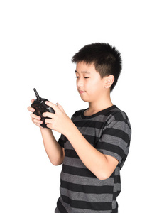亚洲男孩手持六翼无人机和无线电遥控器控制手机，用于直升机无人机或飞机工作室在白色背景下拍摄。