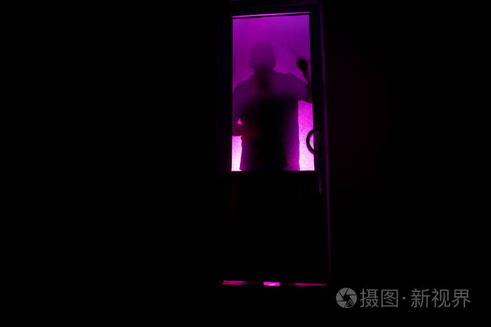 一个不知名的影子通过一扇紧闭的玻璃门在门上的剪影.