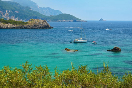 美丽的古喀斯特丽卡海滩景观科孚，克尔凯拉，希腊。美丽多彩的小岛，供暑假和旅游..