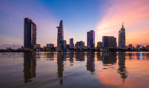 胡志明市中心的高楼和摩天大楼。 皇族高质量的免费股票形象胡志明市与发展建筑。 胡志明市是越南最大的城市