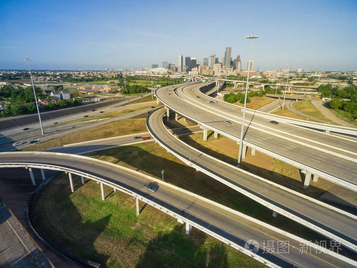 高速公路与巨大的交叉口栈式立交桥和高架道路连接立交桥在清晨从