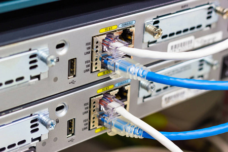 机架网络电缆中的网络交换机连接数据中心室中的SFP模块端口，概念通信技术