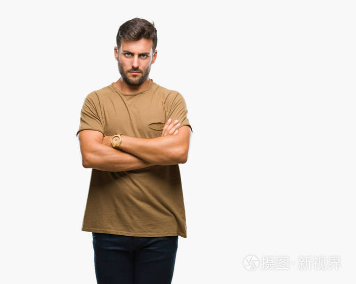 的英俊男子超越孤立的背景怀疑和紧张,不赞成的表情在脸上交叉的手臂