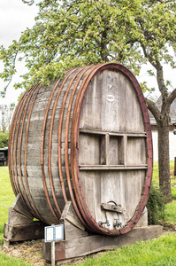 法国诺曼底坎布雷默诺曼迪有铁环的木制卡拉多斯桶