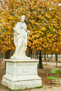 法国巴黎秋季图勒里公园的雕像
