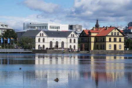 雷克雅未克自由教堂FrikirkjanI Reykjavik在tjornin湖。