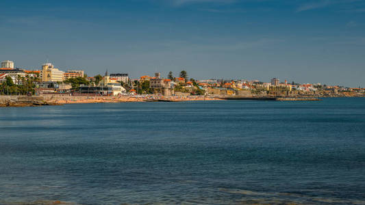在沙滩附近繁忙的旅游交通的高度优势点做李义