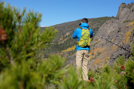 徒步旅行者带背包在洛基山国家公园秋天拍照。 科罗拉多美国。