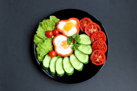 简单的早餐煎蛋和新鲜蔬菜