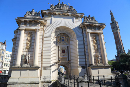 巴黎凯旋门和法国里尔市政厅的钟楼