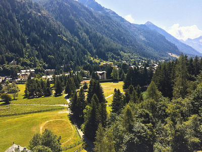 夏季蒙特罗萨附近格雷斯尼山谷的全景