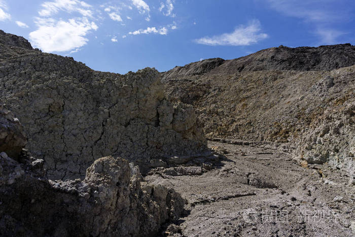 景观干燥沙漠峡谷与沙质粘土底部和风化斜坡