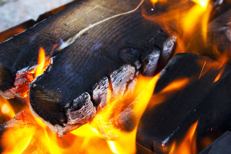 火在燃烧。 篝火燃烧。 煤烧在烤架里