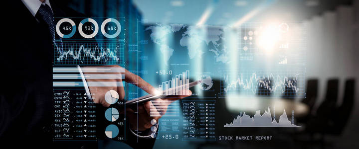 投资者分析股票市场报告和财务仪表板与商业智能B I与关键绩效指标KPI。商人手与财务程序在宽屏电脑。
