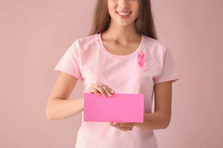 彩色背景上有粉红色丝带的漂亮女人。 乳腺癌概念