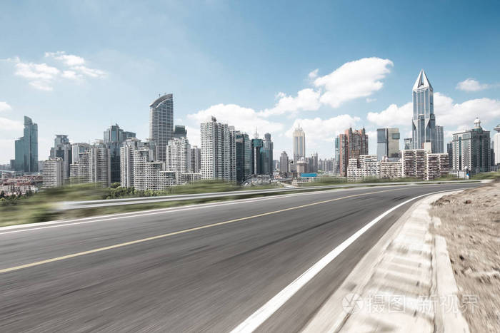 穿过现代城市的空沥青公路