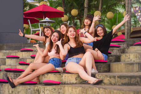 生活方式户外肖像年轻的一群快乐美丽的亚洲女孩度假在一起，在热带度假胜地享受朋友度假旅行的概念