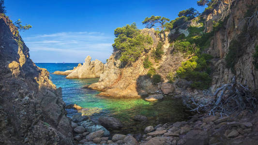 地中海湾的野生海景在晴朗的晴天。对蓝天和海岸线的岩石海岸的惊人的看法。令人惊叹的海洋自然, 西班牙的海岸。3月落月滩湾景观