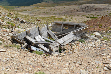 美国西部山区老式采矿小屋的遗迹