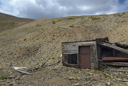 美国西部山区老式采矿小屋的遗迹
