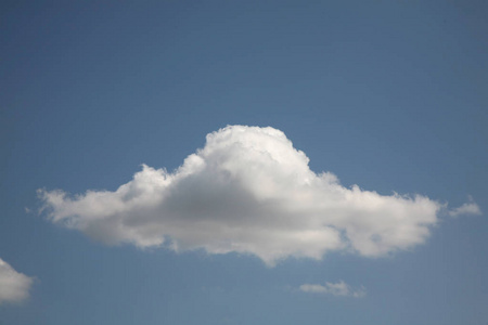大自然赋予了这朵云一个海象的形状，蓝天立刻变得美丽起来