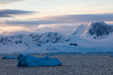 南极洲的冰盖，海洋中的冰山在海洋中游动，在海洋中融化