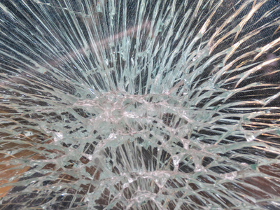 破碎的窗户玻璃，可用于风险或危险概念