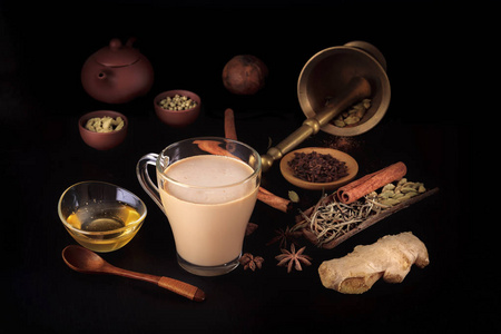 传统的印度茶玛撒拉加香料和老式青铜灰浆在黑色背景