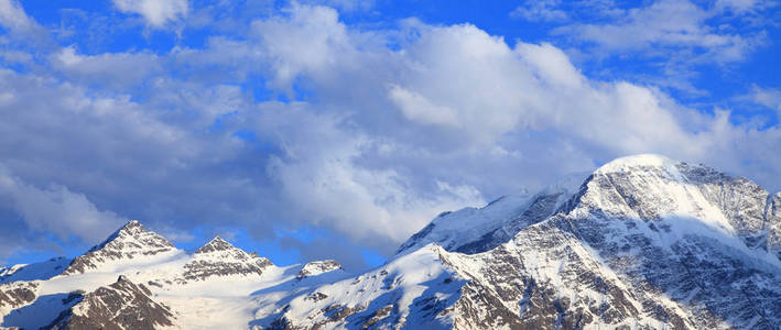 白雪覆盖着山峰和云彩。 不是高加索人。 东祖鲁恩